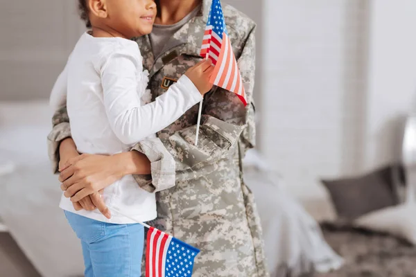 Hermosa familia compartiendo sus sentimientos patrióticos — Foto de Stock