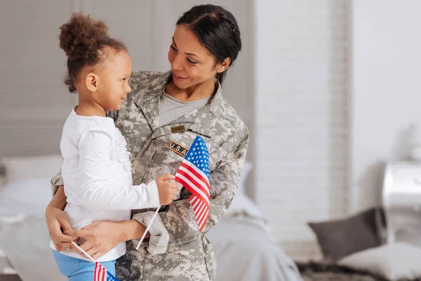 Child and her mom holding little flags — Stock Photo, Image