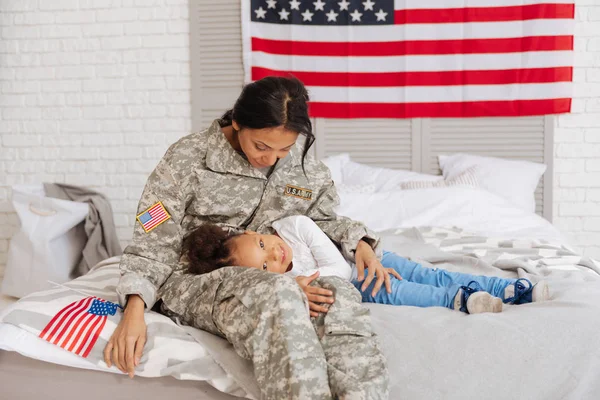 Lindo niño sentimental teniendo una siesta — Foto de Stock