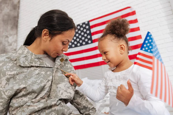 Chica examinando su madres uniforme — Foto de Stock