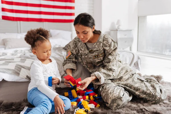 Mamma dela hennes döttrar hobby — Stockfoto