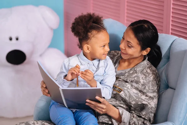 Mother helping her daughter out — Stock Photo, Image