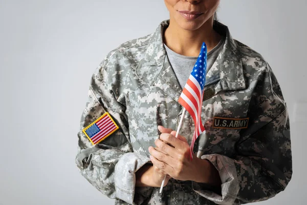 女性の制服を着て、旗を保持しています。 — ストック写真