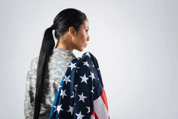 軍の女性がアメリカ国旗を穴かがり — ストック写真