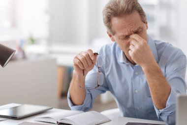 Yaşlı office çalışan duygu kötü