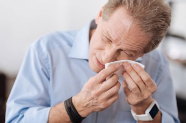 Hayal kırıklığına adam yüzünü silerek yakın çekim