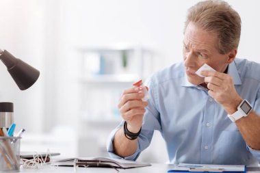 Şok erkek kişi ambalaj hapları ile seyir