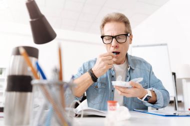 Endişeli erkek mavi tablet alarak