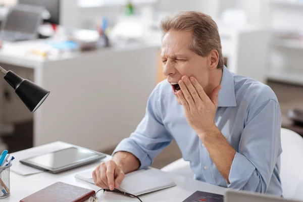 Літні офісні працівники мають зубний біль — стокове фото