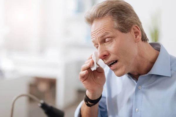 Weinender Mann wischt sich die Tränen ab — Stockfoto