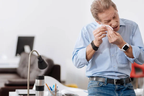 Triste hombre inclinando la cabeza —  Fotos de Stock