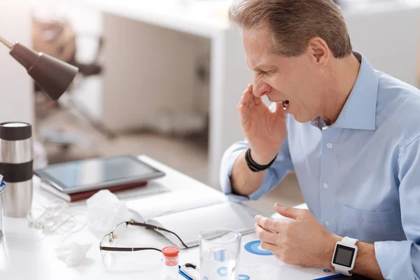 Enfermo oficinista mientras estornuda — Foto de Stock