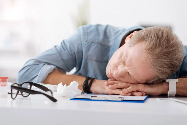 Desgastado persona durmiendo en el lugar de trabajo —  Fotos de Stock