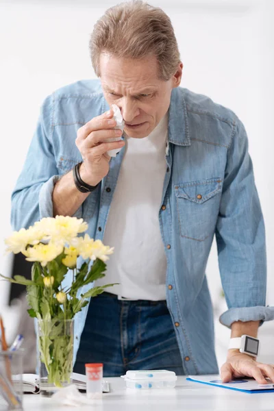 Uomo attento inchinando la testa sopra il tavolo — Foto Stock