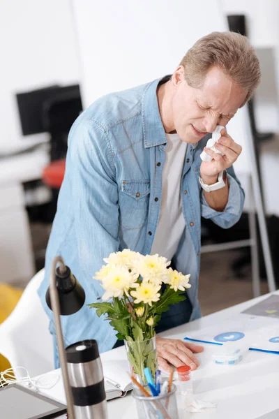 Foto de una persona enferma limpiando la nariz —  Fotos de Stock