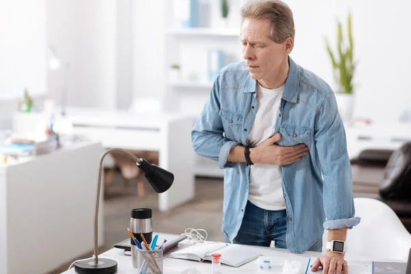 Homem ansioso tendo ataque cardíaco — Fotografia de Stock