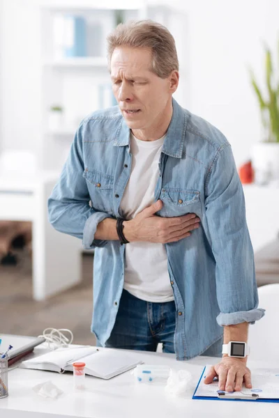 Trabajador inerte poniendo su mano en el corazón — Foto de Stock