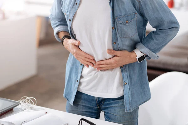 Acercamiento del cuerpo masculino con dolor de estómago — Foto de Stock