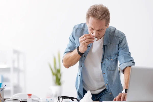 Hombre enfermo limpiándose la nariz — Foto de Stock