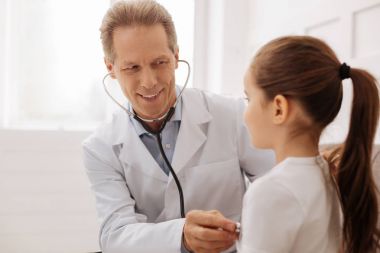 Bazı testler yapmadan güzel profesyonel çocuk doktoru