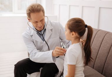 Güzel doktor kızlar akciğerleri kontrol adanmış