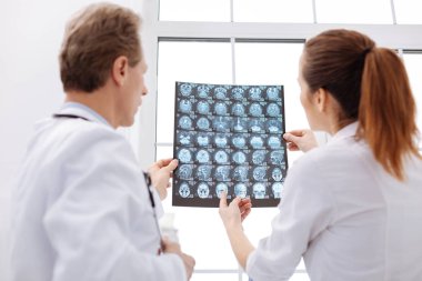 Meşgul cerrah meslektaşı Danışma için soran