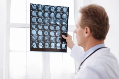 Eğitimli doktor hastaların tanı üzerinde çalışmaya konsantre