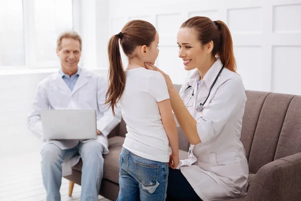 Ervaren kinderarts en haar patiënt met meisjes praten — Stockfoto