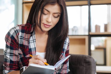 Güzel esmer kadın onun not defterinde yazma