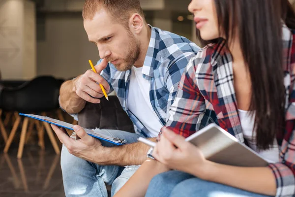 Nachdenklicher Mann auf der Suche nach neuen Ideen — Stockfoto