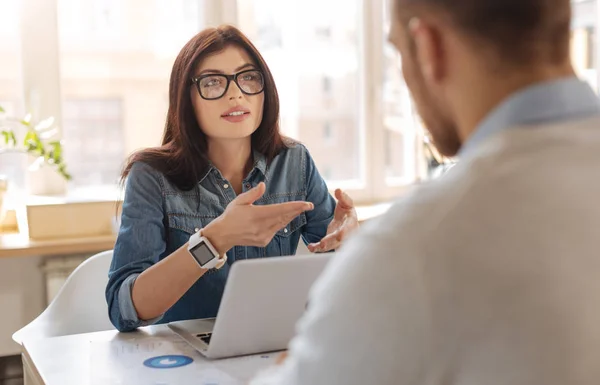 Aantrekkelijke slimme vrouw iets uit te leggen aan haar collega — Stockfoto