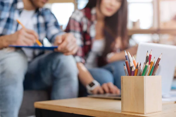 Buntstifte stehen in der Holzkiste — Stockfoto