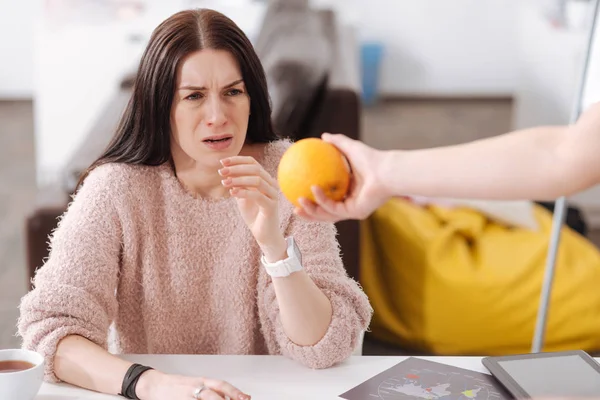 Persona mirando naranja — Foto de Stock