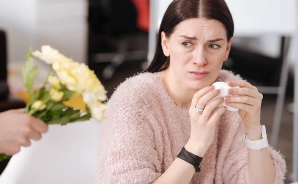 Frau auf der Flucht vor Blumen — Stockfoto