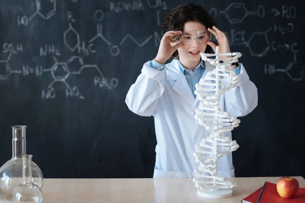 Uczniów korzystających lekcji chemii — Zdjęcie stockowe