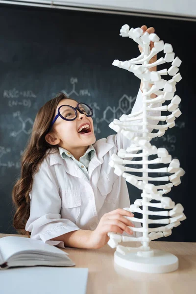 Девушка изучает генетические модификации кода — стоковое фото