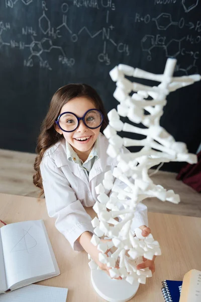 Researcher exploring DNA mutations at school — Stock Photo, Image