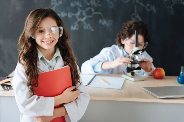 Pupils working on the science project — Stock Photo, Image