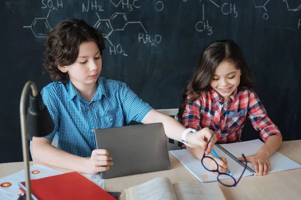 Involved kids enjoying art lesson — Stock Photo, Image