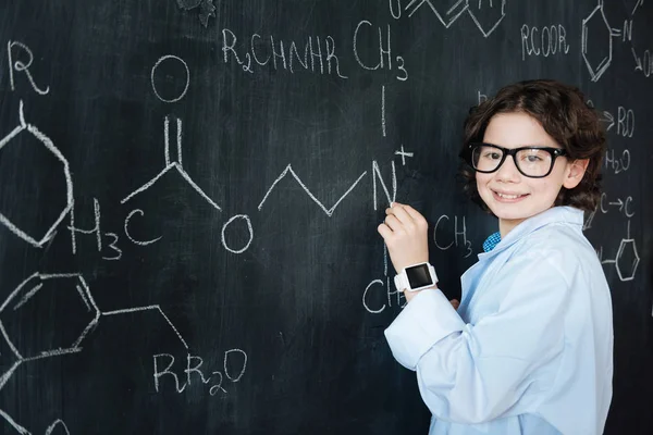 Alumno que disfruta de las tareas de química —  Fotos de Stock