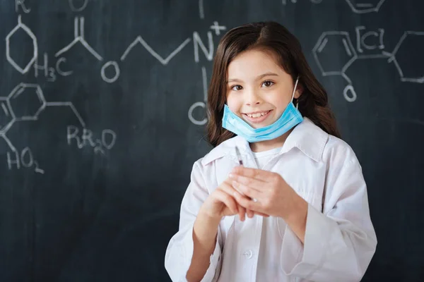 Enfant appréciant classe de médecine — Photo