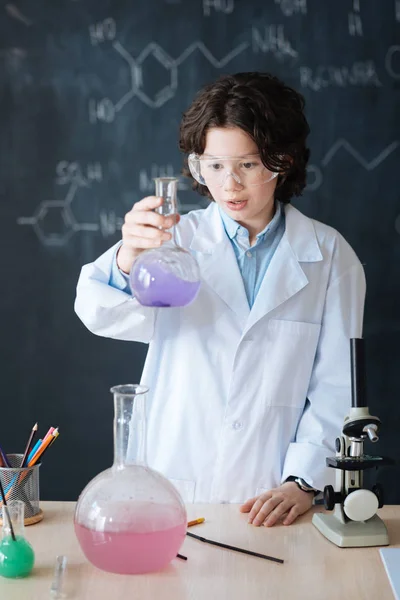 Aluno desfrutando de experiência química — Fotografia de Stock