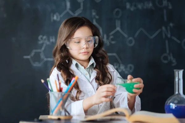 Pesquisador que participa da química — Fotografia de Stock