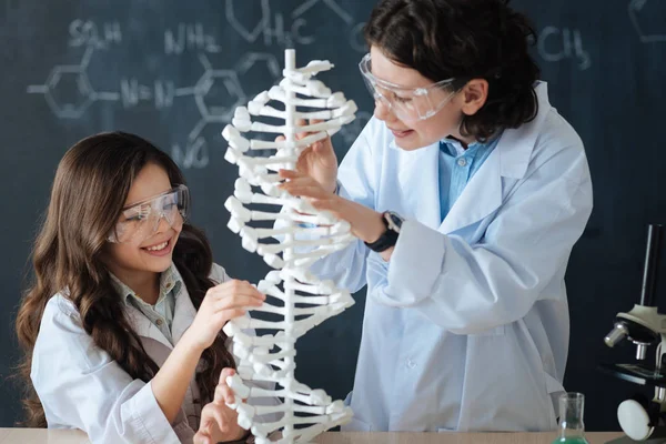 Kinder lernen Mikrobiologie in der Schule — Stockfoto