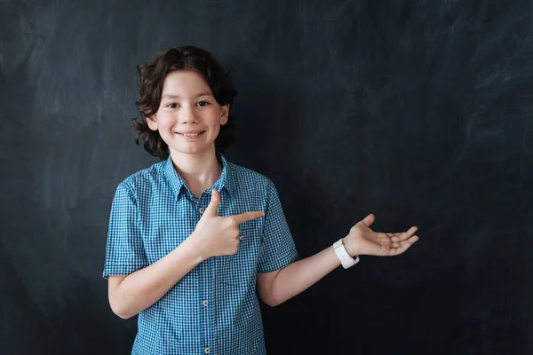 Charmante kleine jongen met een ruime keuze — Stockfoto