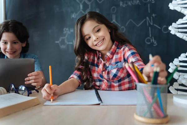 Niños amigables disfrutando de clases de arte en la escuela — Foto de Stock