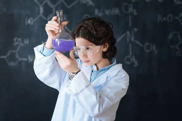 Deney zevk akıllı küçük kimyager — Stok fotoğraf
