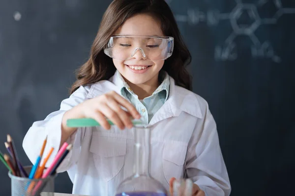 Menina desfrutando de experiência química — Fotografia de Stock