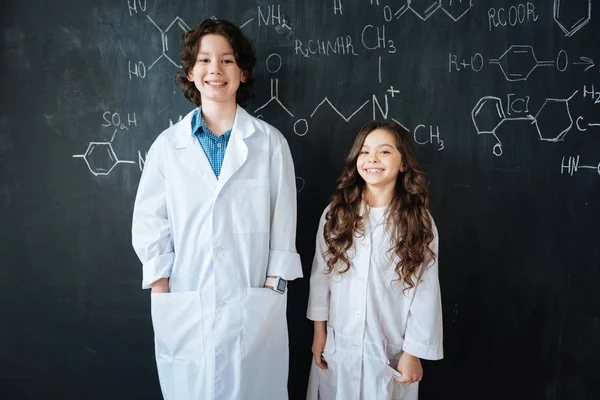 Alunos encantadores que gostam de aulas de química — Fotografia de Stock