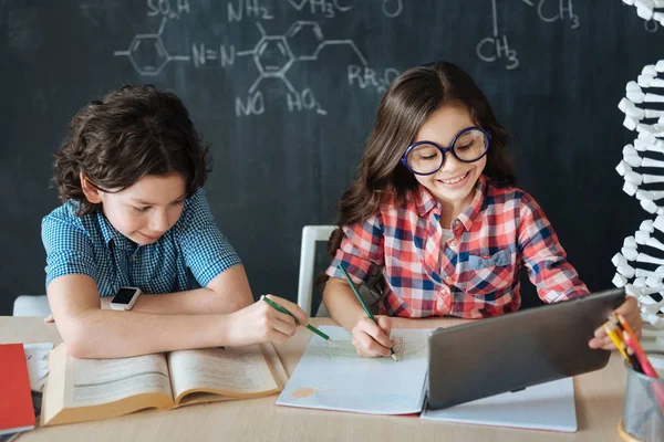 Pequeños alumnos cualificados estudiando idiomas —  Fotos de Stock